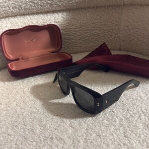 Gucci sunglasses . Black, oversized. No scratches or scuffs . Only worn twice.
